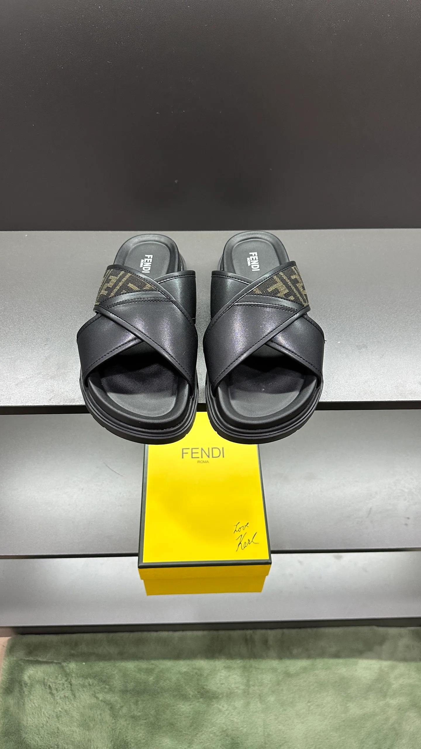 P300 [Fendi Slippers] High-end men's shoes brand, official website 1:1 latest masterpiece: original mold customization, fabrics made of imported original materials, upgraded outsole, lighter and non-slip. The market's top quality, simple yet tasteful, a must-have for fashionistas, fashionable at your feet, full of confidence, the same style at the counter 👍The season of summer slippers is here. Code: 38-45, 46 order